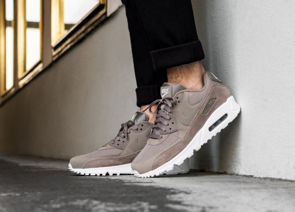 nike air max 90 essential moon particle